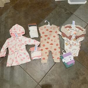 Baby Girl Clothes 0-3M Robe, wash and Burp & Wash Clothes NWT
